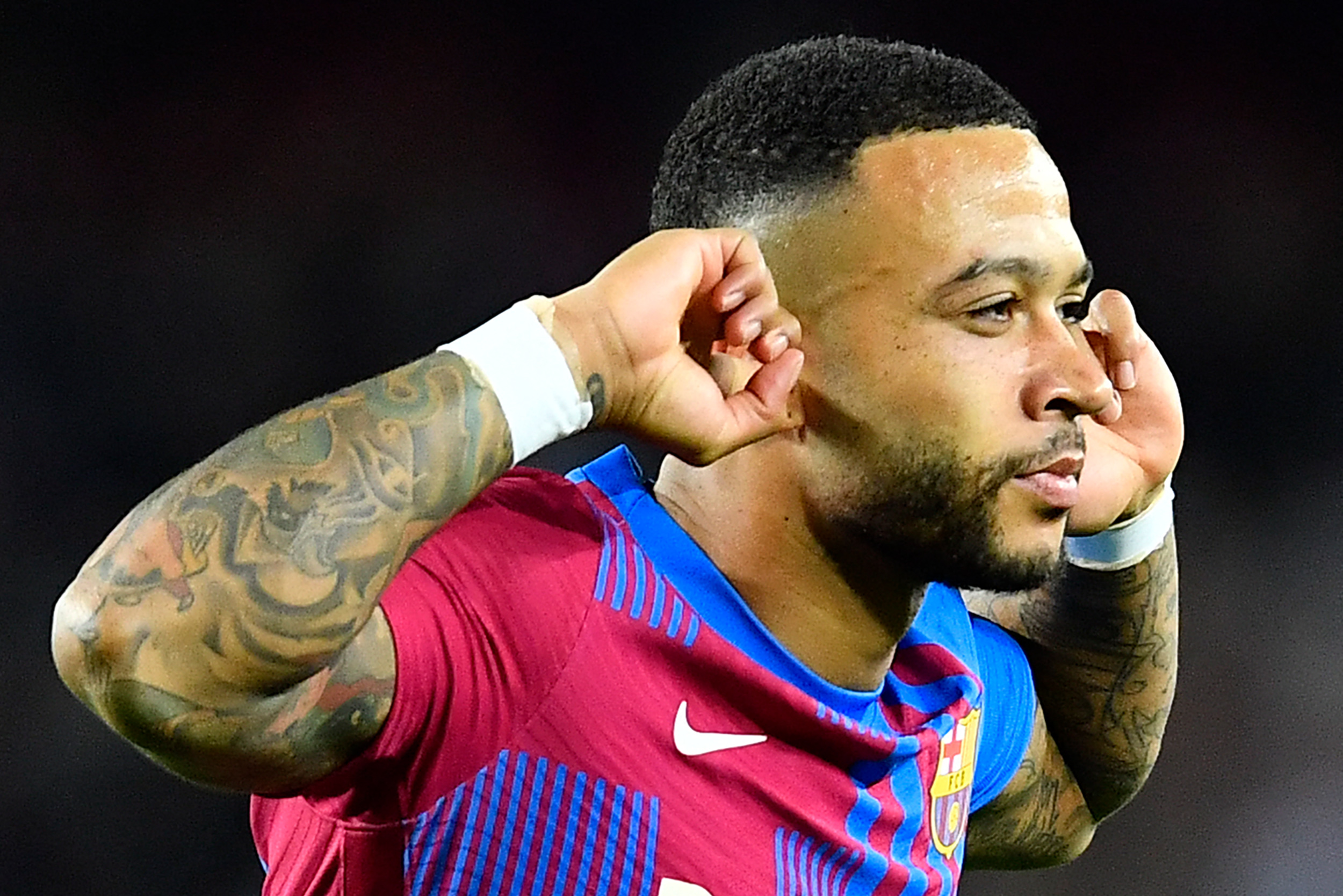 El delantero del FC Barcelona Memphis Depay festeja su gol al Deportivo Alaves. (Foto Prensa Libre: AFP)