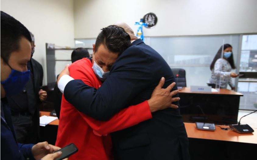 Víctor Manuel Salas llora luego de escuchar el fallo. (Foto Prensa Libre: Carlos Hernández)