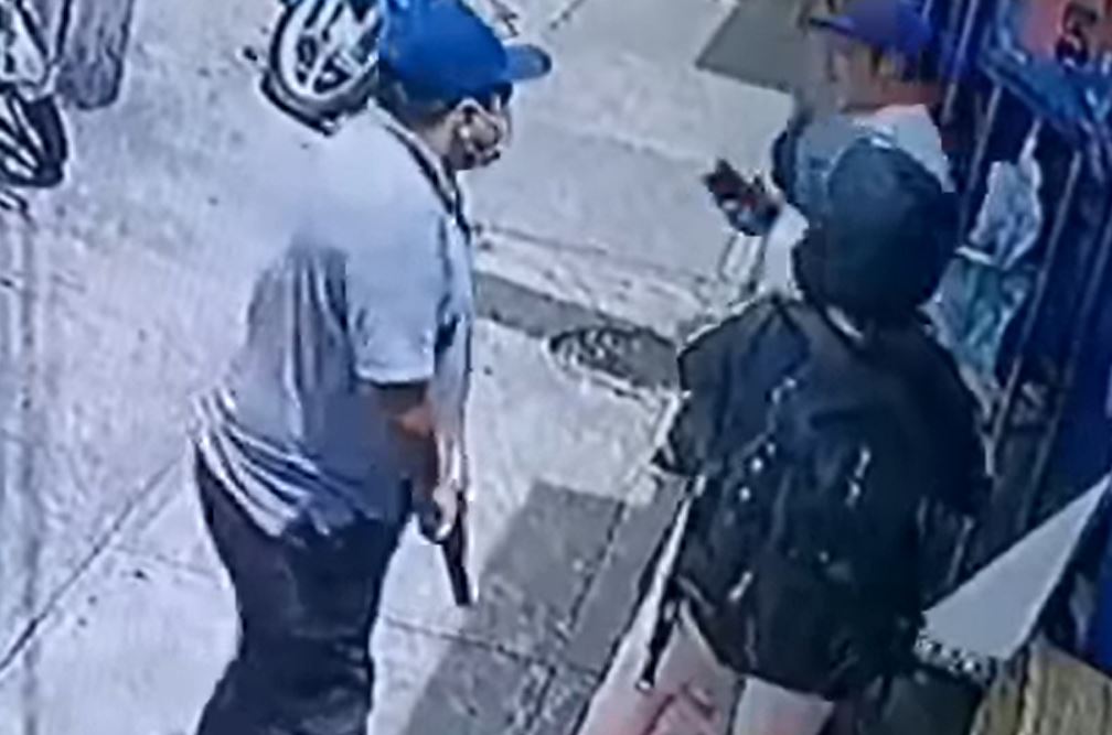 Cámara graba asalto contra dos personas en la zona 11 de la capital. (Foto Prensa Libre: Tomada de video de Noticias del Atlántico)