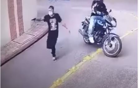 Momento del ataque armado contra ocupantes de un vehículo en Fraijanes. (Foto Prensa Libre: Tomada de video de InfoGT Noticias)