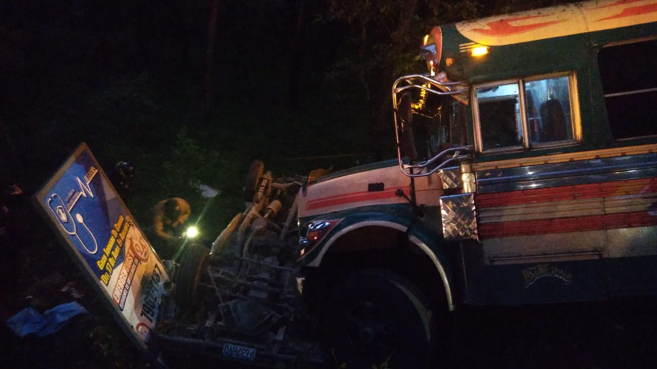 Socorristas trabajan para rescatar a los ocupantes de un vehículo que cayó a una hondonada luego de un choque con un autobús, en Chimaltenango. (Foto Prensa Libre: Víctor Chamalé)