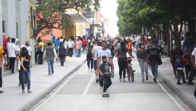 Guatemala enfrenta los avances de un lento plan de vacunación en medio de la coyuntura preelectoral, en 2022. (Foto Prensa Libre: Hemeroteca)