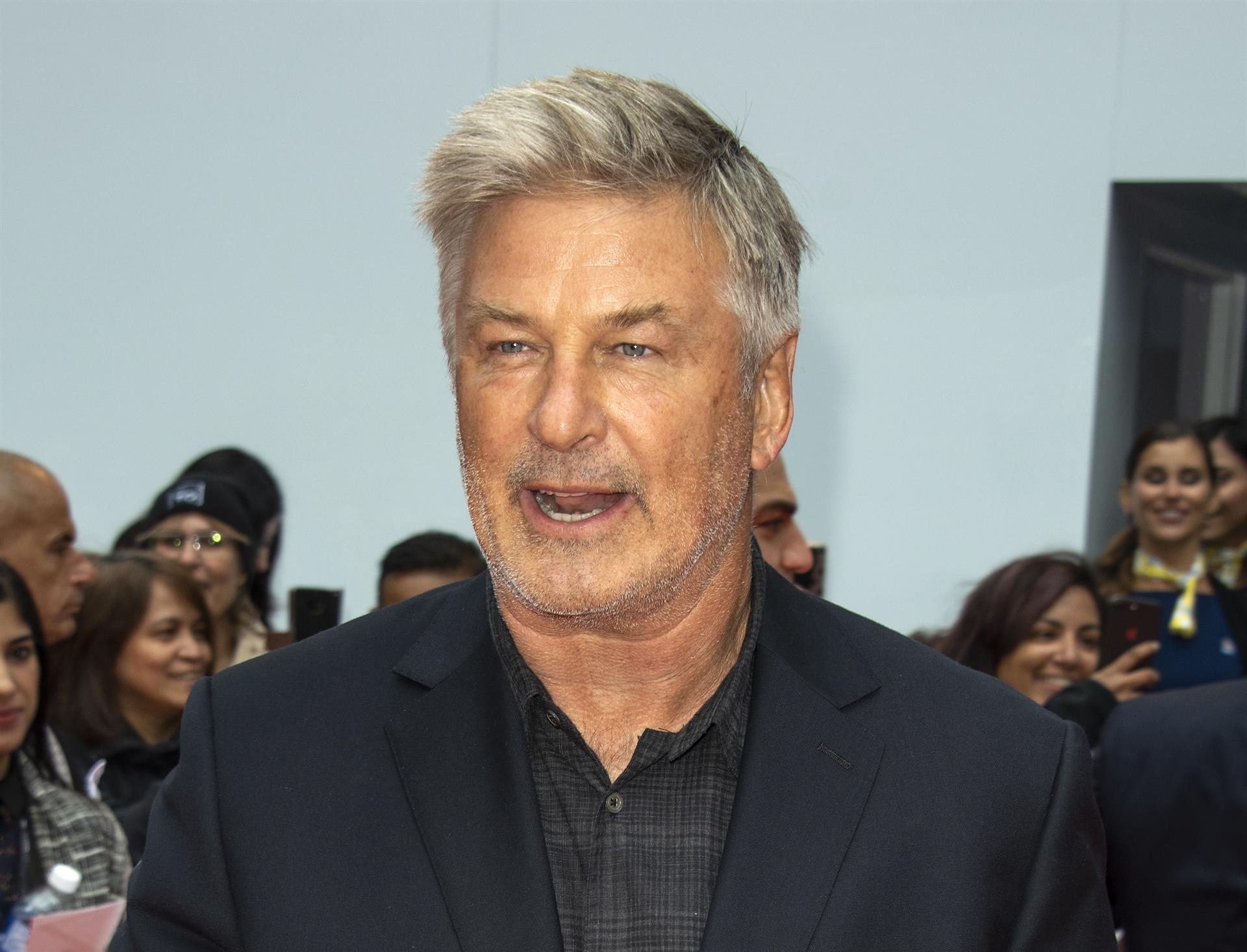 Autoridades dicen que cargos contra Alec Baldwin no han sido descartados. (Foto Prensa Libre: EFE)