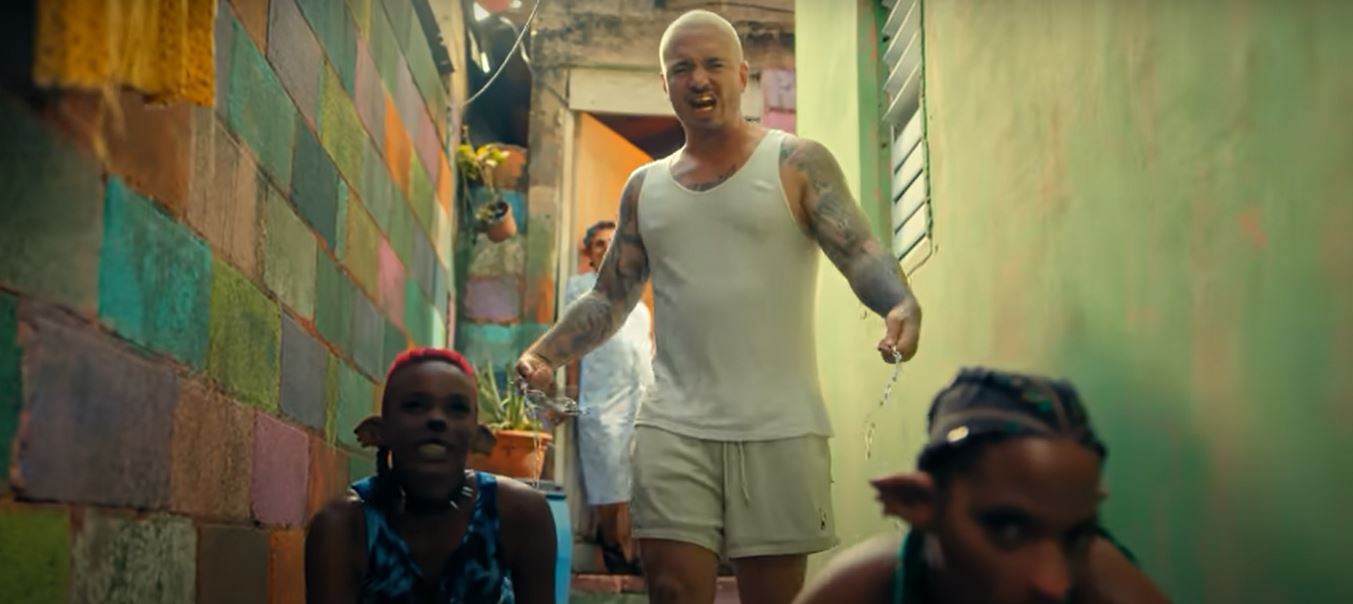 J. Balvin ha sido criticado por el video de su tema “Perra”. (Foto Prensa Libre: Youtube)