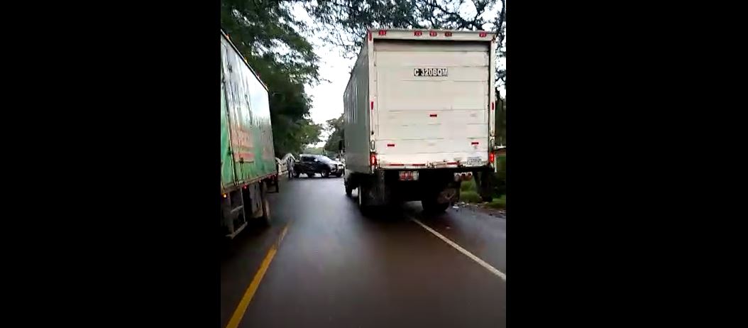 Vehículos particulares y transporte de carga quedan atrapados en los bloqueos en la ruta a San Cristóbal Frontera, Jutiapa. (Foto Prensa Libre: Twitter)