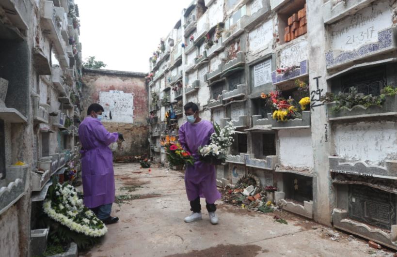 Los cementerio de Guatemala permanecerán cerrados este 31 de octubre y el 1 y 2 de noviembre 2021 por la pandemia. (Foto Prensa Libre: Érick Ávila)