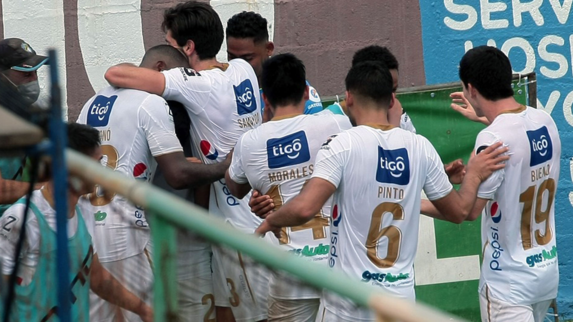 Los jugadores de Comunicaciones festejando el 1-2 de Lynner García en el último minuto sobre Nueva Concepción. (Foto Prensa Libre: Comunicaciones FC Facebook)