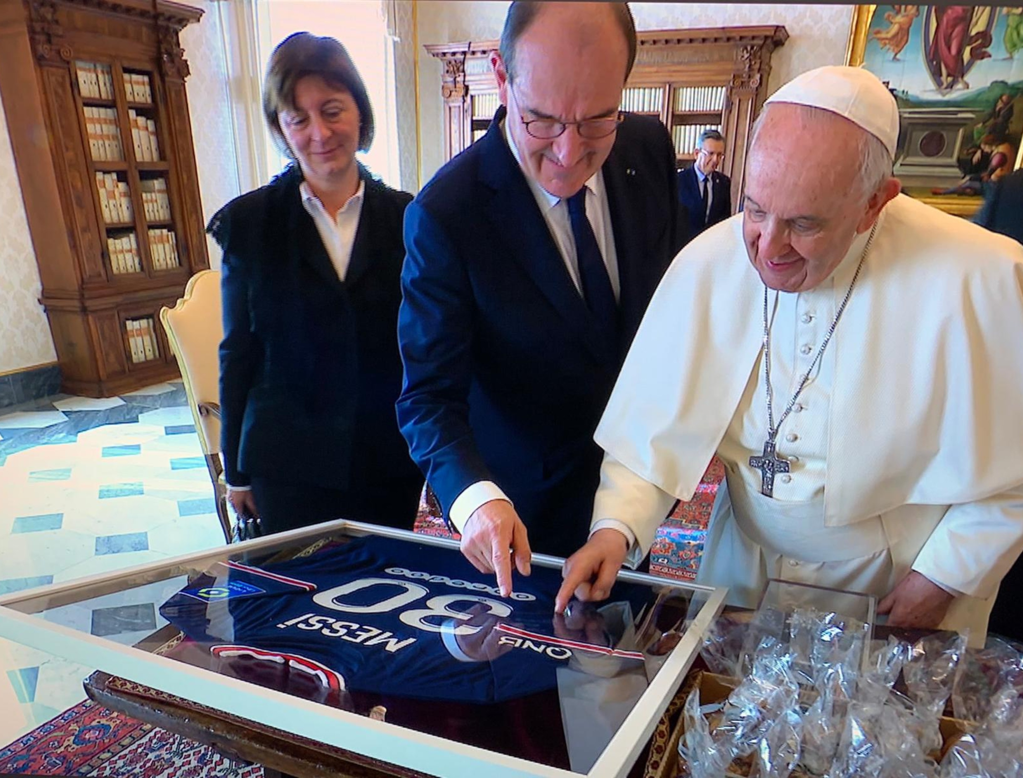 EL papa Francisco le grabó un vídeo a Leo Messi como agradecimiento después de enviarle una camisola del PSG.  Foto Prensa Libre: Hemeroteca PL.