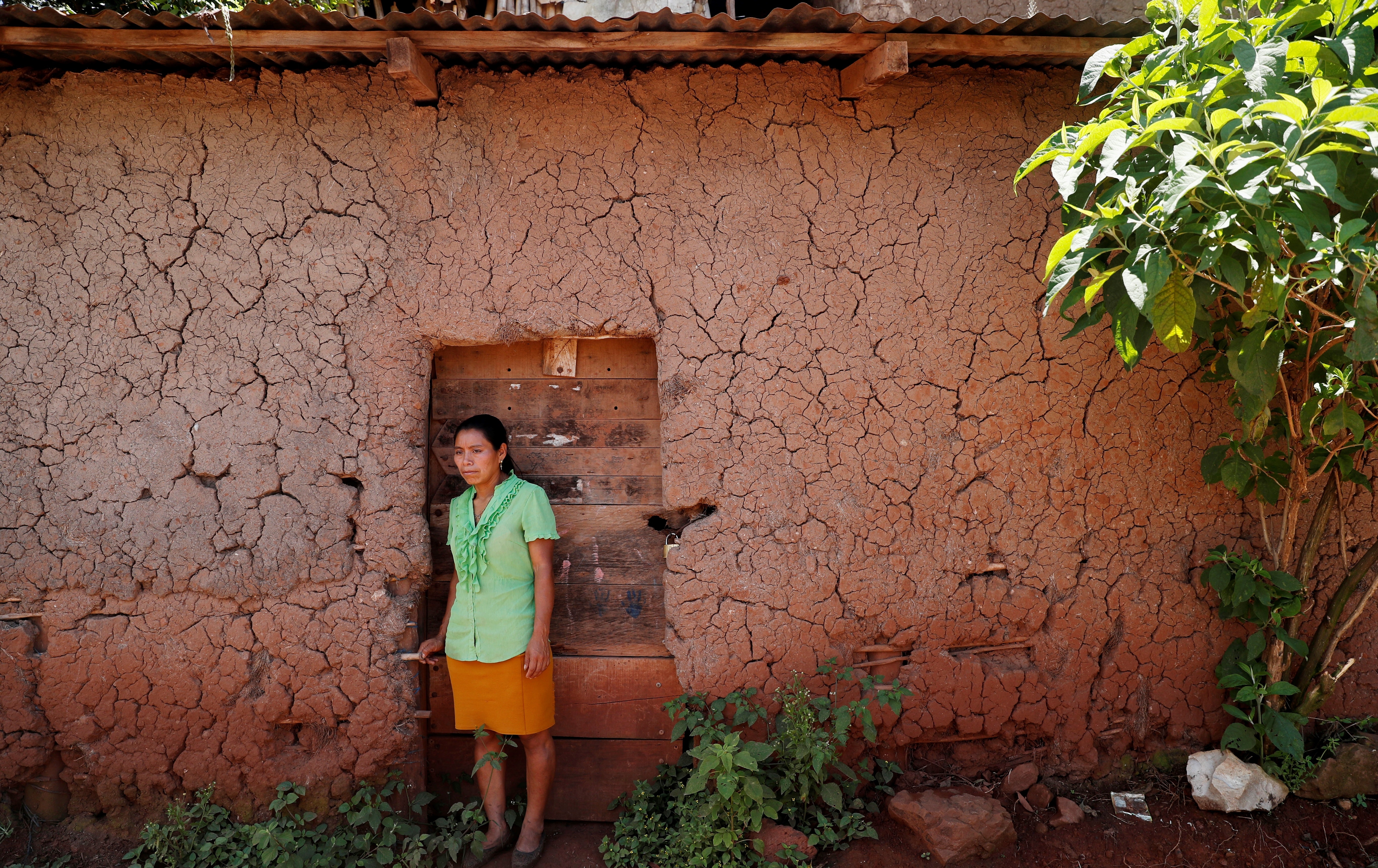 Marta Valdez en su casa de Olopa, Chiquimula, donde cientos de campesinos maya ch'orti que habitan el corredor seco atenúan los efectos del cambio climático en sus comunidades con técnicas de cosecha sostenible. (Foto Prensa Libre: EFE)