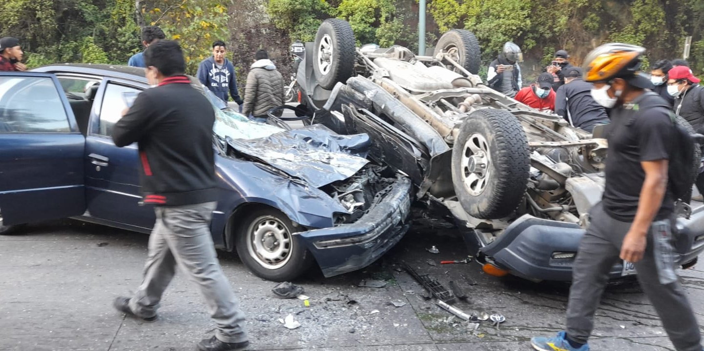 Un choque en el km 24 de la ruta Interamericana complica el paso de vehículos hacia la capital. (Foto Prensa Libre: Muni Mixco)