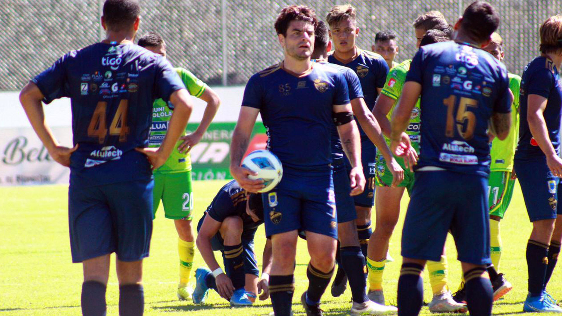 Los jugadores de Cobán Imperial festejan su triunfo en casa de Sololá por la fecha 13 del Apertura 2021. (Foto Prensa Libre: LigaGT Twitter)