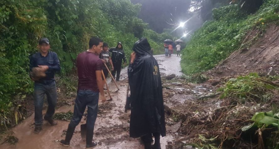 Derrumbe en el barrio La Esperanza II, en Patulul, Suchitepéquez. (Foto Prensa Libre: Conred)