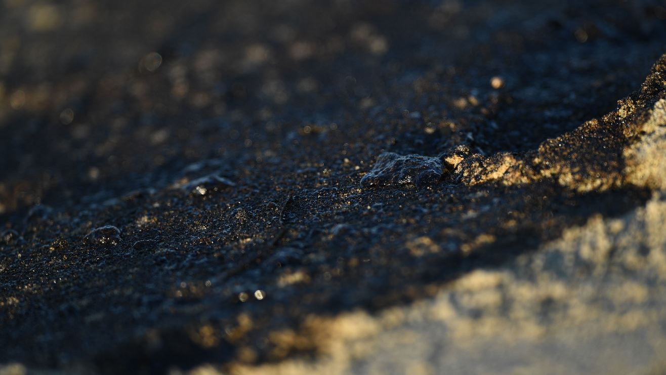 Se ve petróleo en la playa en Huntington Beach, California, después de que una ruptura de un oleoducto comenzó a filtrar petróleo. (Foto Prensa Libre: AFP)