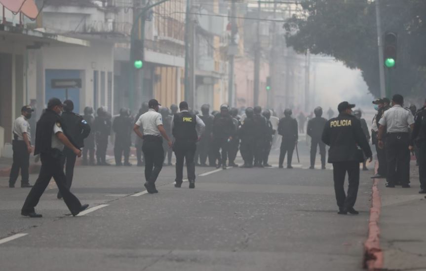 Situación tensa por disturbios provocados por militares veteranos en el Congreso. (Foto Prensa Libre: María José Bonilla)