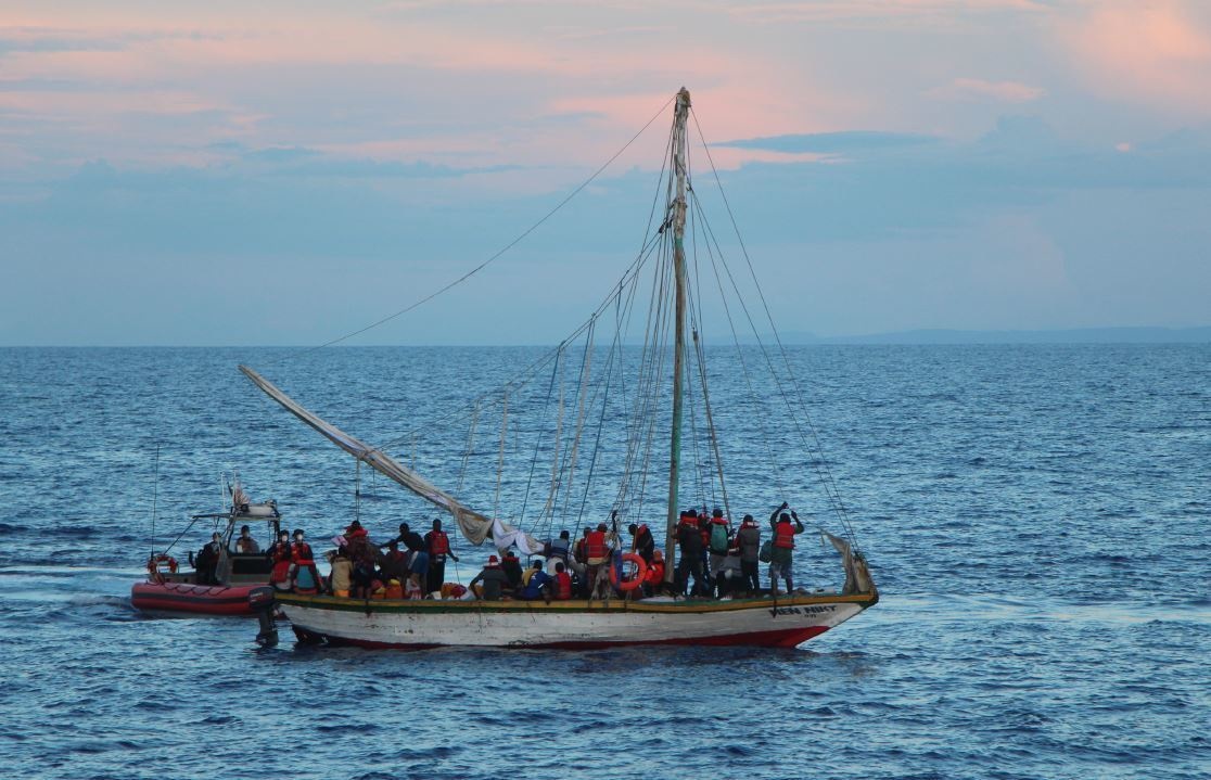 La Guardia Costera de los Estados Unidos rescató a más de 400 haitianos que fueron interceptados en dos embarcaciones sobrecargadas de inmigrantes, informó este sábado la agencia federal en dos comunicados. Foto de archivo. (Foto Prensa Libre: EFE)
