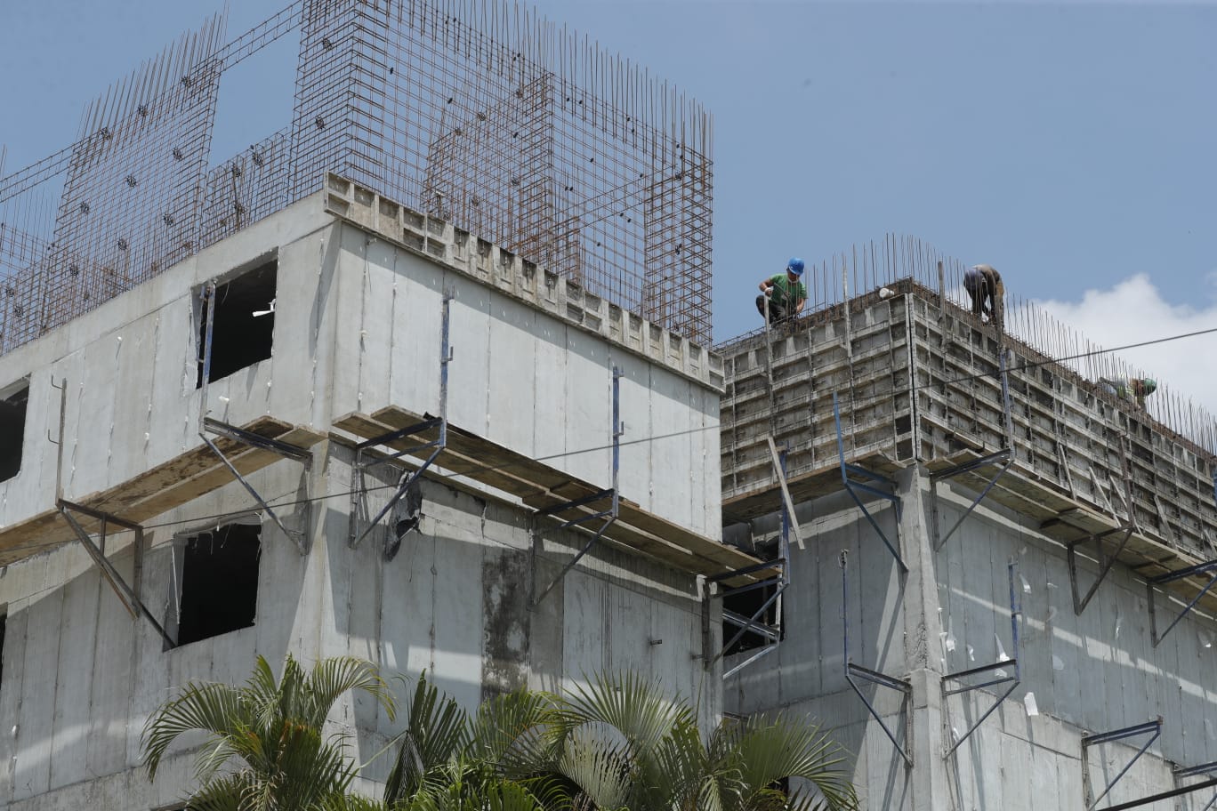 Varios edificios de apartamentos para vivienda social ya están en construcción, los desarrollos son con inversión privada. (Foto, Prensa Libre: Esbin García.)