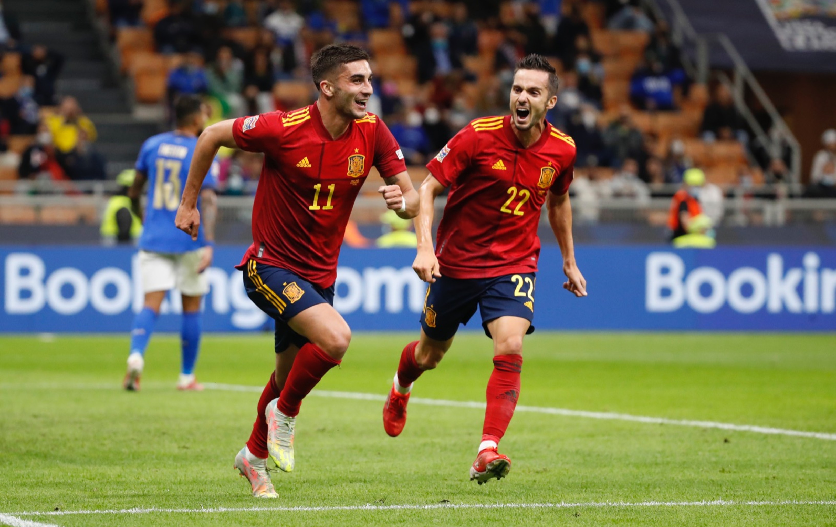 Ferran Torres (I) celebra uno de los dos goles que le marcó a Italia en la semifinal de la Liga de Naciones de la Uefa. Corre a su par Pablo Sarabia. Foto @SeFutbol