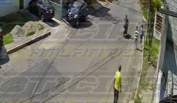 Momento del asalto a una mujer en la zona 18 de la capital. (Foto Prensa Libre: Tomada de video de Noticias del Atlántico)