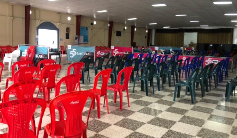 Centro de vacunación instalado en Guardia de Honor luce vacío. (Foto Prensa Libre: Andrea Domínguez)