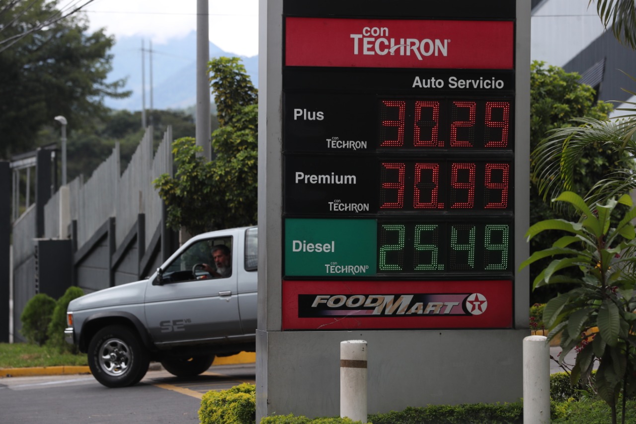 En lo que va del 2021 se han registrado varios incrementos en los precios de los combustibles. (Foto Prensa Libre: Érick Ávila)