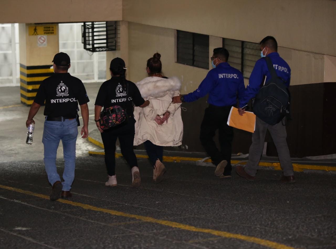 Gloria Raquel González García, alias la Patrona o la Seño, fue puesta a disposición de las autoridades guatemaltecas por agentes de la Interpol (Foto Prensa Libre: PNC)