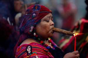 -FOTODELDÍA- AME2742. SAN ANDRES ITZAPA (GUATEMALA), 28/10/2021.- Una mujer acude a la celebración a San Simón durante el día en que guatemaltecos conmemoran a San Judas Tadeo y al santo pagano San Simón, conocido como 'Maximón'", hoy, en San Andres Itzapa (Guatemala). Cada año, cientos de fieles católicos guatemaltecos celebran a San Judas Tadeo y al santo pagano "Maximón", al que visitan con alcohol, ramas y rezos para implorarle por bienestar económico, suerte en el amor y hasta ayuda contra los enemigos. EFE/ Esteban Biba