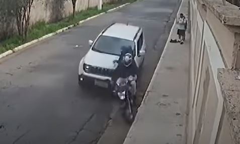 Dos ladrones fueron captados por cámaras de seguridad en Sao Paulo, Brasil, cuando son arrollados por un automovilista. (Foto Prensa Libre: Yotube)