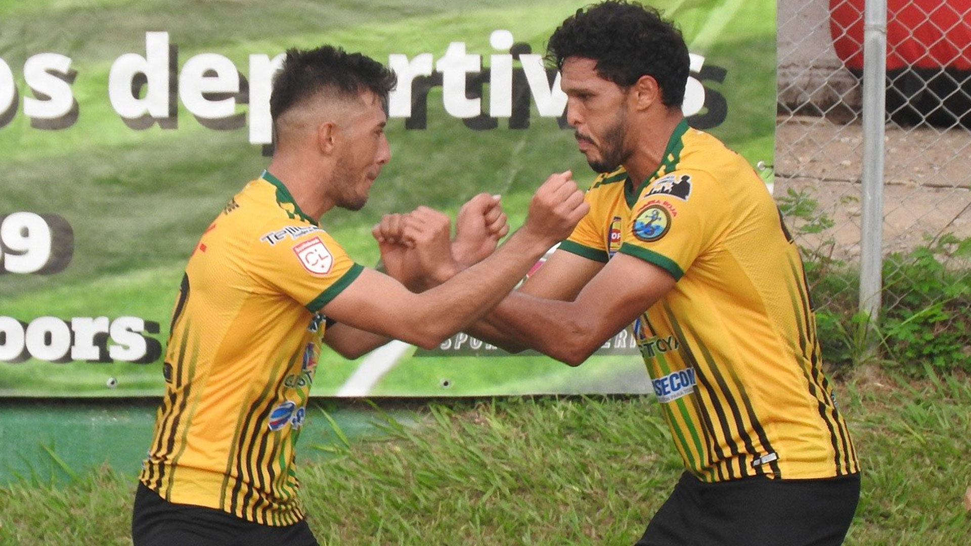 Los jugadores de Guastatoya, Wilson Pineda (derecha) y Luis Landín (izquierda) festejan el único gol del encuentro final de la fecha 12 ante Municipal. (Foto Prensa Libre: CD Guastatoya Facebook)