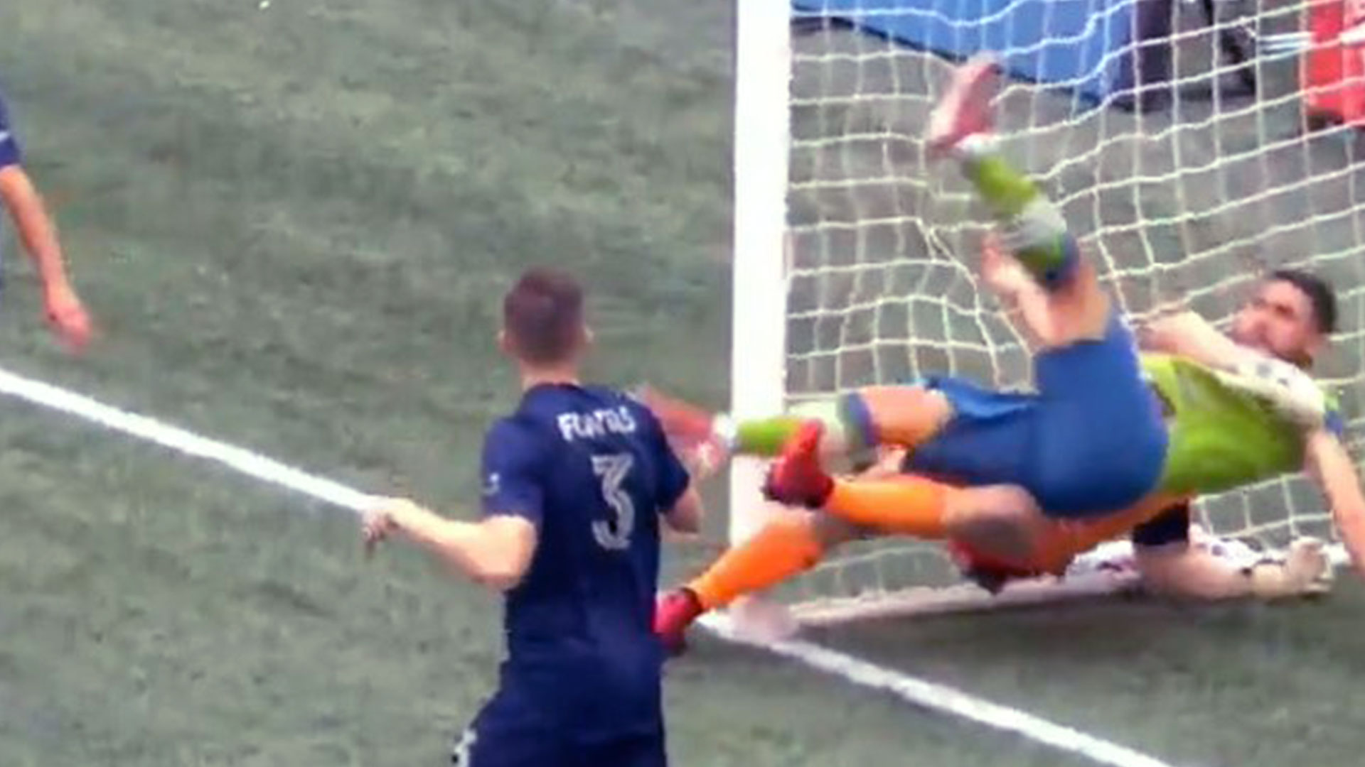 El momento exacto en el que el portero del Kansas City practicó luchas con su rival del Seattle Sounders Cristian Roldán. (Foto Prensa Libre: Seattle Sounders Twitter)