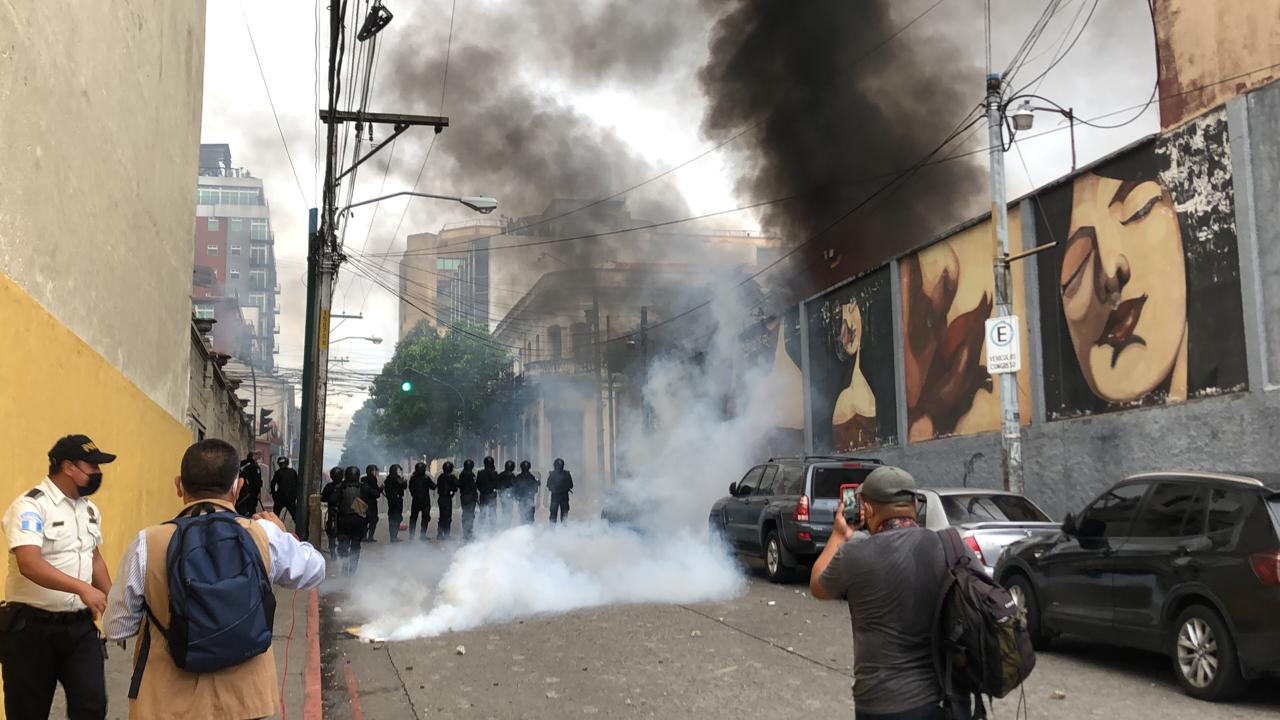 Veteranos militares causan destrozos en el Congreso durante una manifestación el 19 de octubre de 2020. (Foto Prensa Libre: M. J. Bonilla)