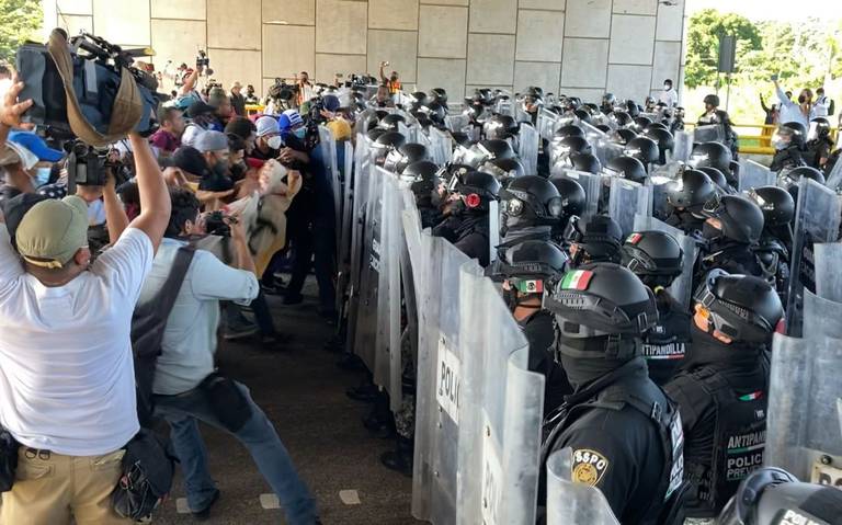 Fuerzas de seguridad mexicanas intentaban contener a miles de migrantes que buscan llegar a CDMX para luego continuar a EE. UU. (Foto Prensa Libre: Diario del Sur)