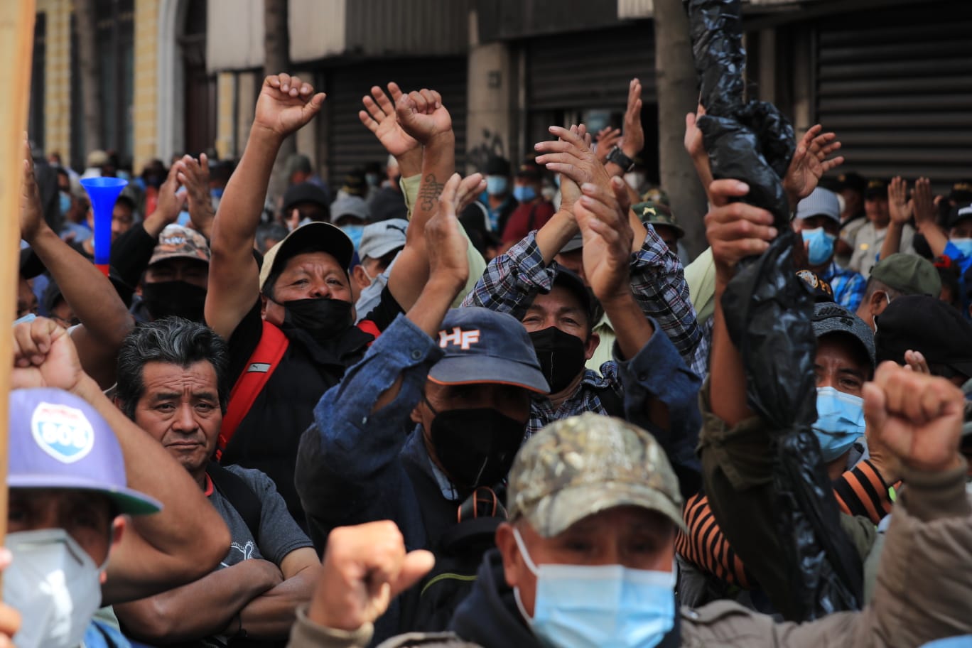 En los alrededores del Congreso de la República, veteranos militares se reunieron para pedir la aprobación de una indemnización de Q120 mil para cada uno. (Foto Prensa Libre: Byron García)