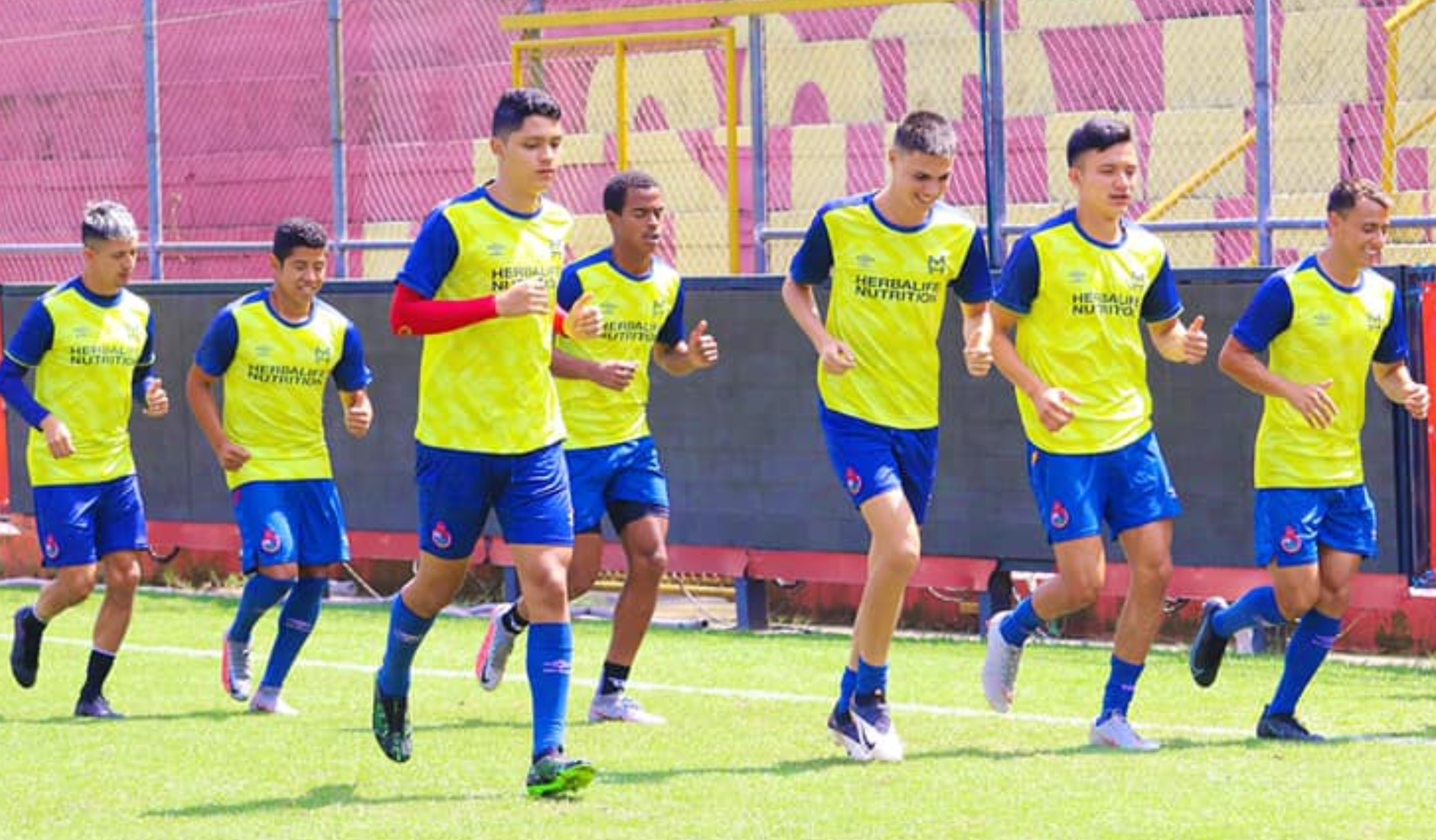 Los jugadores de Municipal entrenan en el estadio El Trébol y se preparan para enfrentar a Guastatoya en el estadio David Cordón Hichos. Foto @Rojos_Municipal