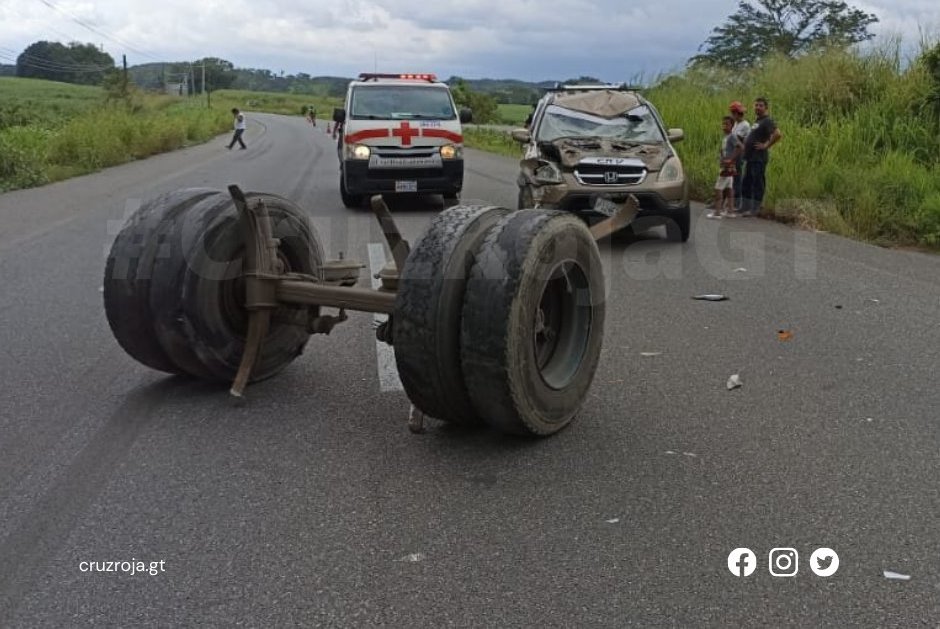 Tren trasero de autobús se desprende durante accidente y cae sobre otro automóvil, ocurrió en la ruta al Pacífico. 