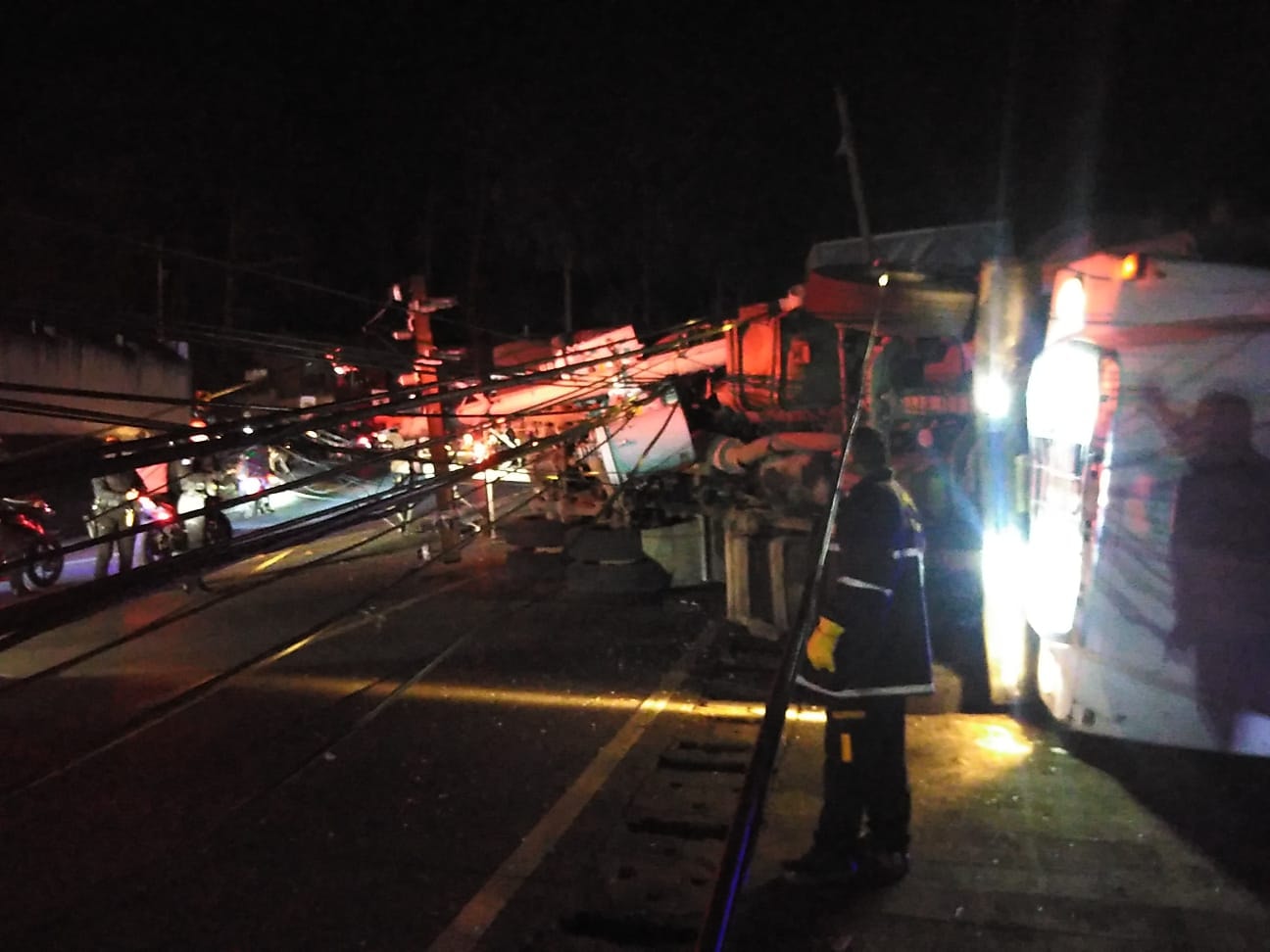 Bomberos Voluntarios informaron que el piloto del tráiler perdió la vida en el accidente. (Foto Prensa Libre: Hemeroteca PL) 