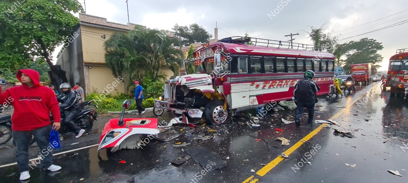 Tres autobuses y un vehículo particular se vieron involucrados en el accidente. (Foto: CBV)