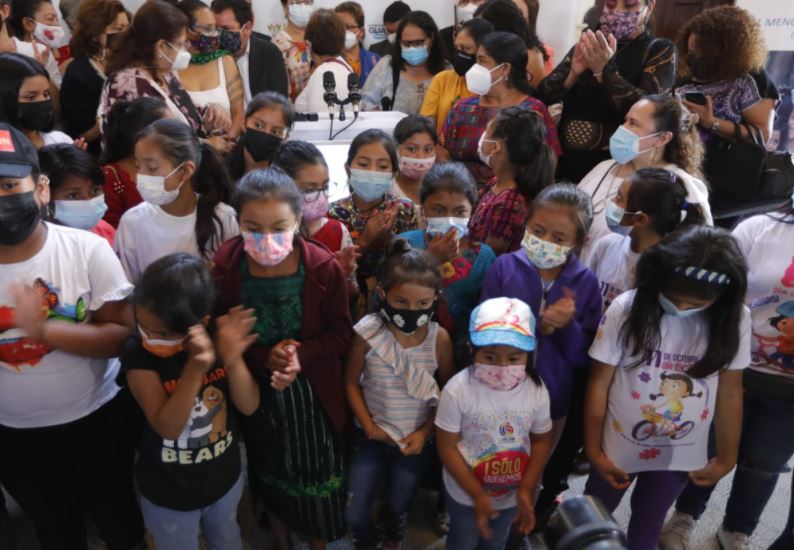  Niñas llegan al Congreso para exigir mejores condiciones de vida y rechazar la corrupción. (Foto Prensa Libre: Esbin García) 

