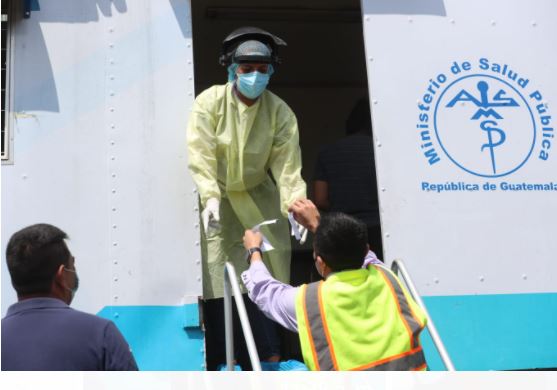 Guatemaltecos acuden a laboratorio móvil para efectuarse la prueba de covid-19. (Foto Prensa Libre: Juan Diego González)