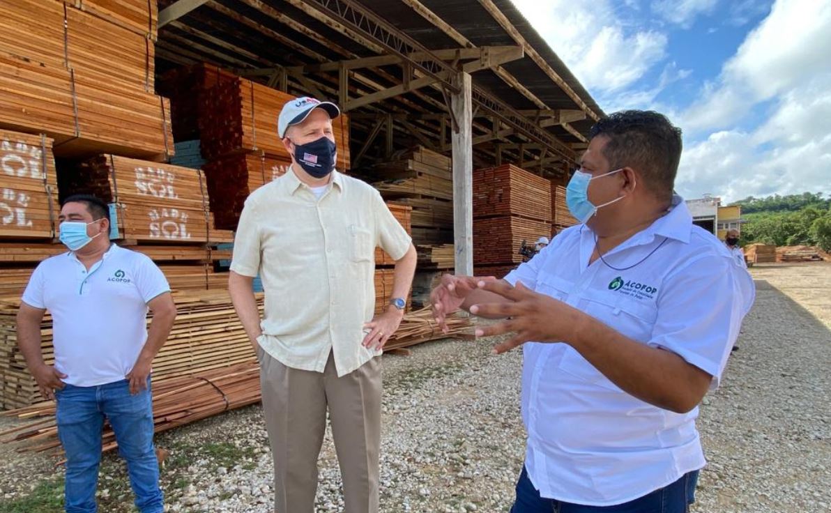 El embajador de EE. UU. en Guatemala, William Popp (centro) durante su visita a comunidades de Petén. (Foto: Embajada de EE. UU. en Guatemala/@usembassyguate)