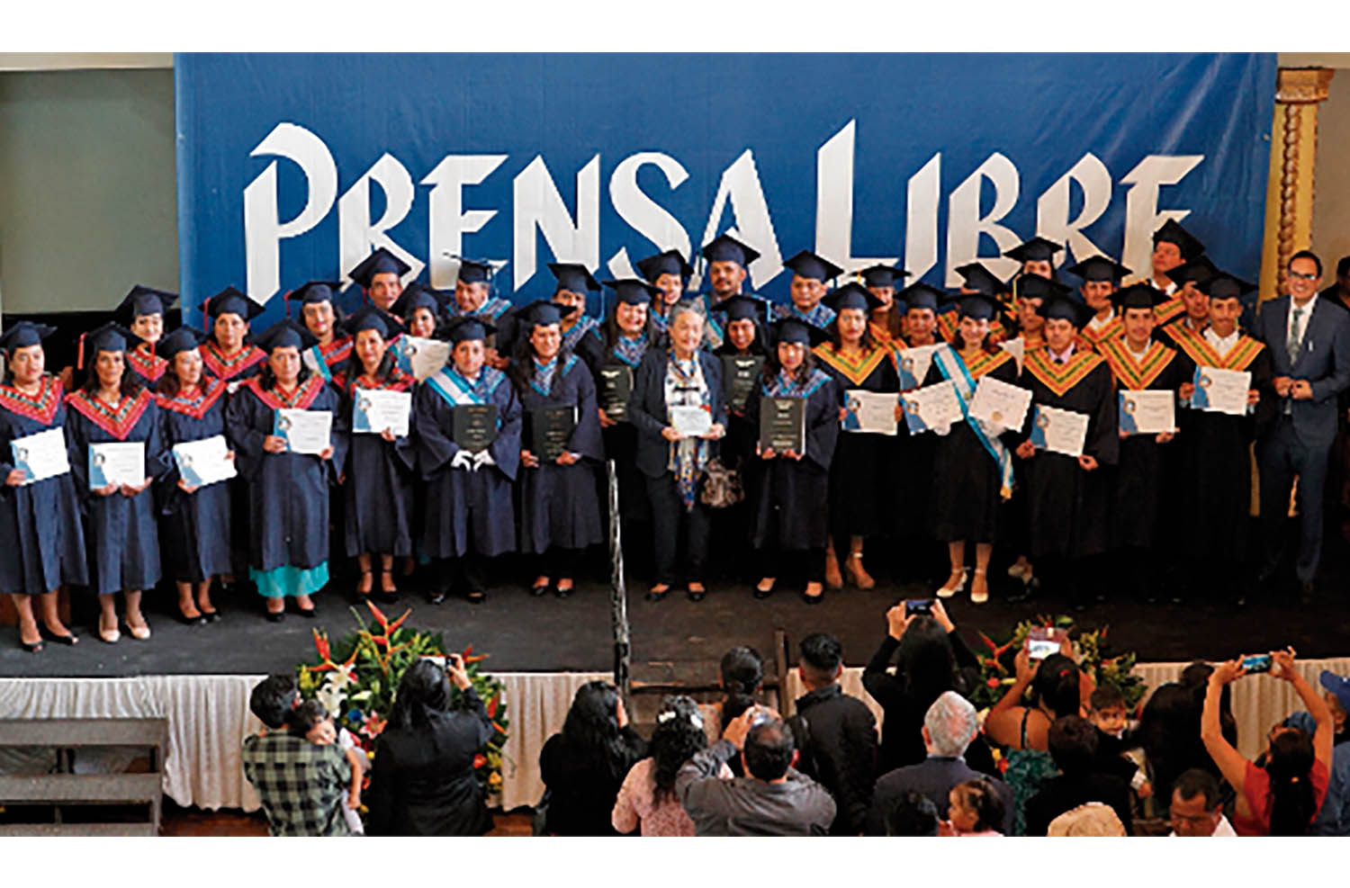 Graduación de la escuela de voceadores en 2019. María Mercedes Girón de Blank comparte con los estudiantes que culminaron estudios.