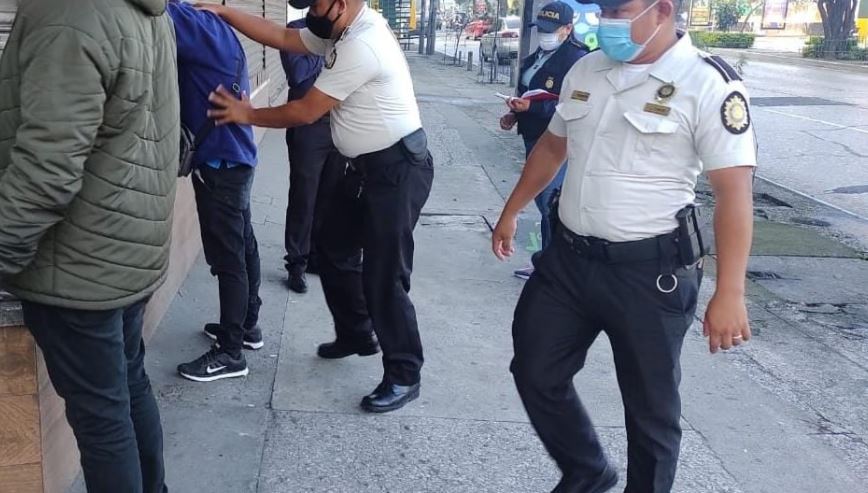 Autoridades identifican a supuestos tramitadores en sede de Migración en la zona 4 de la capital. (Foto Prensa Libre: PNC) 