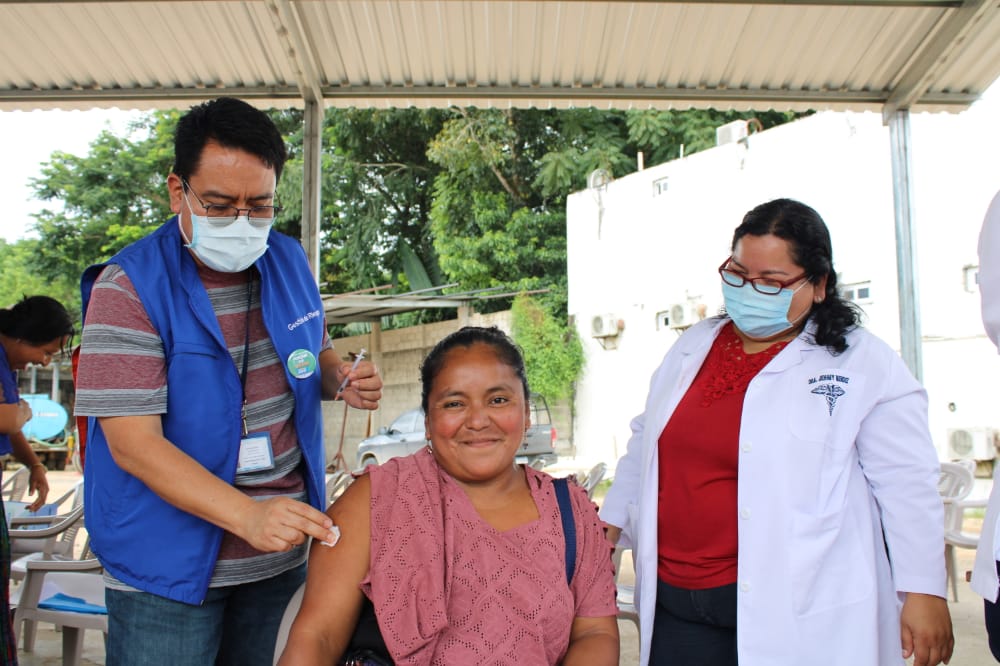 Líderes de Cocodes de Chisec están empezando a aceptar la vacuna contra el covid-19 después de varios esfuerzos del personal de salud que compiten con la desinformación que surge alrededor del virus. (Foto Prensa Libre: cortesía Área de Salud Alta Verapaz)