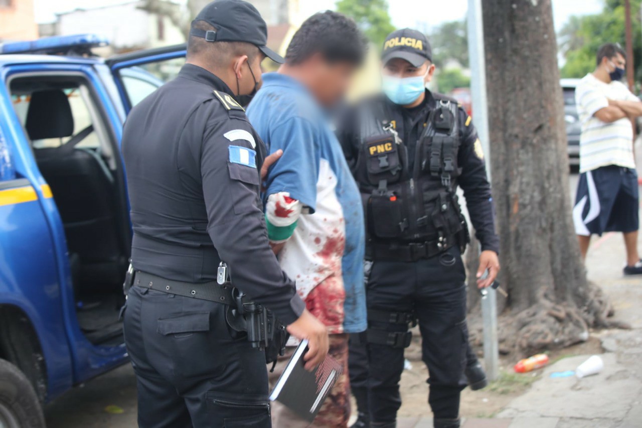 La Policía Nacional Civil lo trasladó al Juzgado para que solucione su situación legal. Foto Prensa Libre: PNC. 