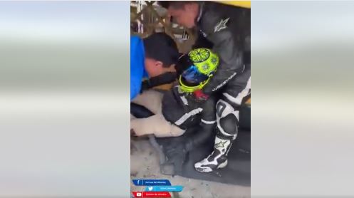 Motorista choca contra la pared de un restaurante. (Foto Prensa Libre: Facebook Noticias del Atlántico)