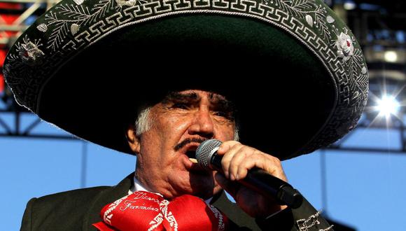 Vicente Fernández cantando