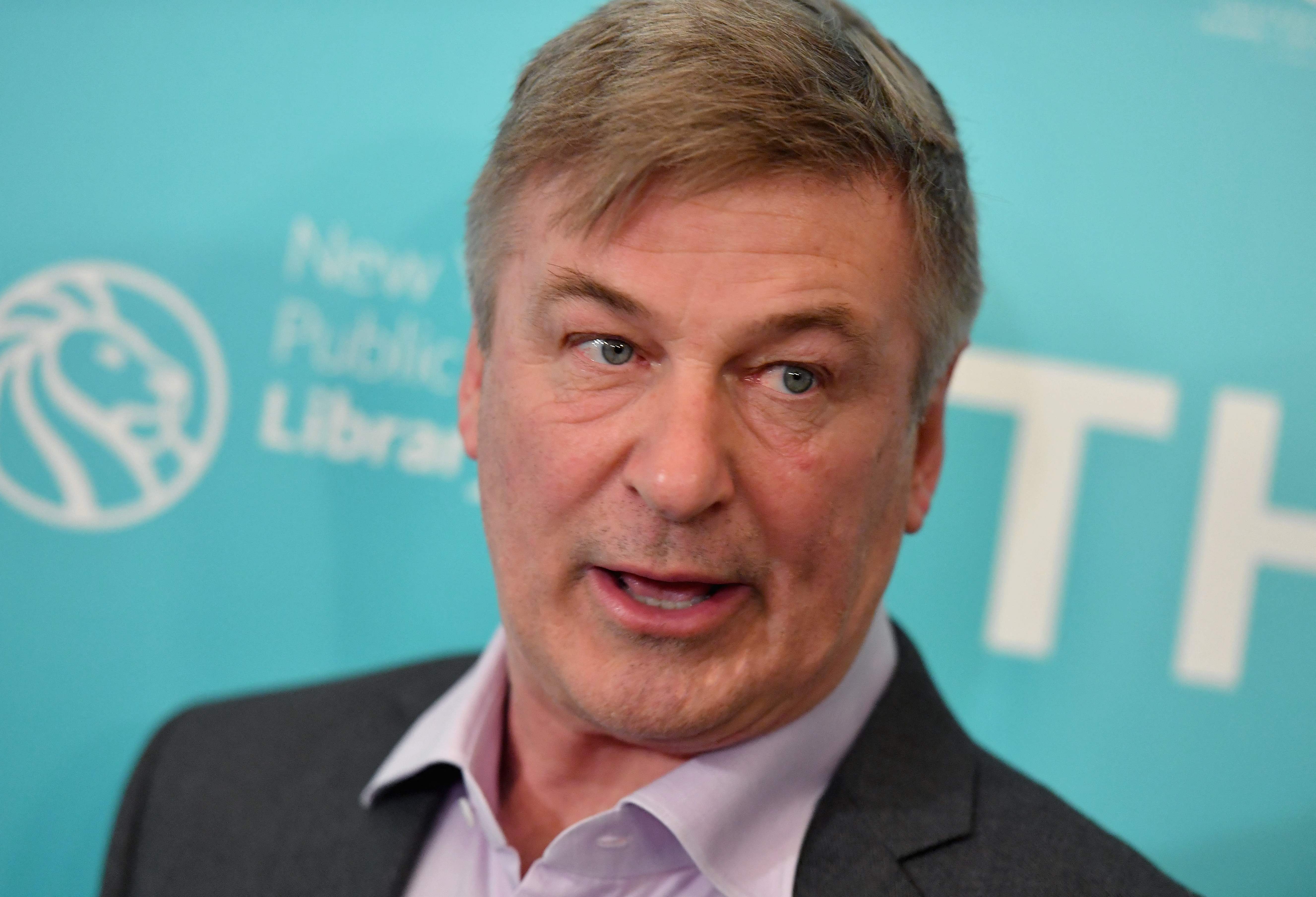 Alec Baldwin disparó arma de utilería que mató a una mujer durante rodaje de "Rust". (Foto Prensa Libre: AFP)