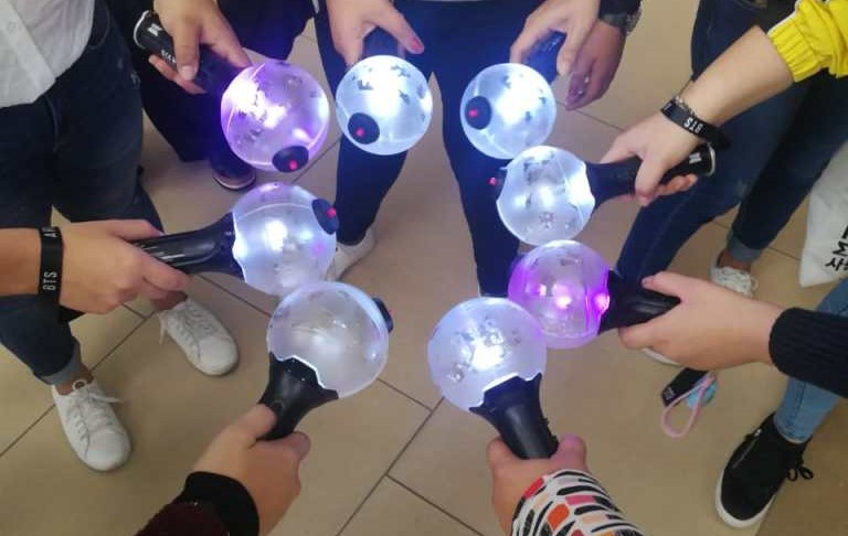 Las famosas Army Bomb  se han comercializado por algunos años.  Estas son de algunas fans guatemaltecas que han importado los productos.   (Foto Prensa Libre: Ingrid Reyes)