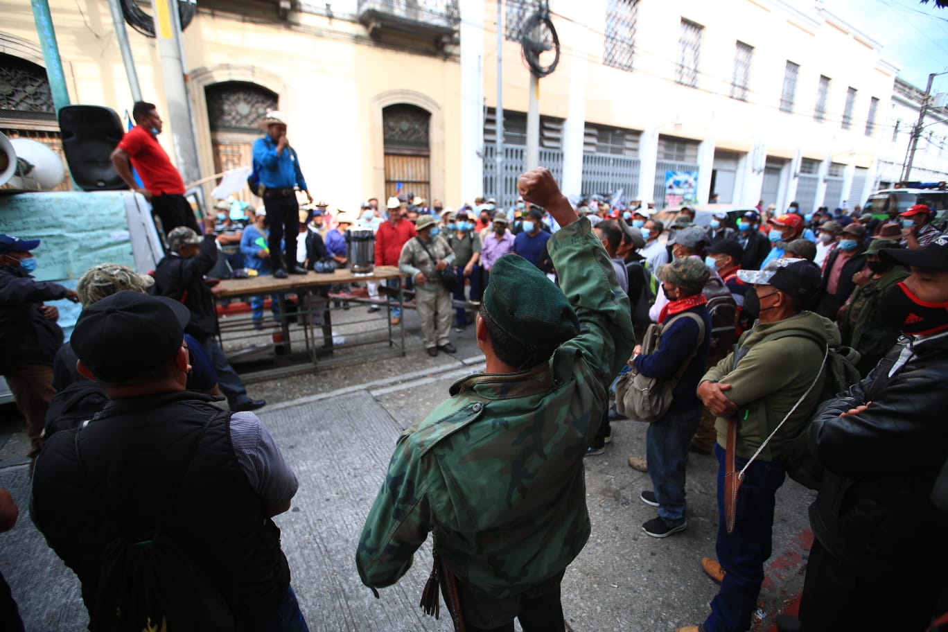 Veteranos militares permanecían desde este miércoles en el Congreso. (Foto Prensa Libre: Carlos Hernández)