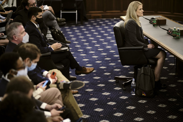 Frances Haugen, exempleada de Facebook y denunciante, testifica en una audiencia ante el Comité de Comercio, Ciencia y Transporte del Senado en Washington, el 5 de octubre de 2021. (T. J. Kirkpatrick/The New York Times).