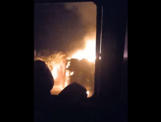 Camión cisterna volcó y se incendió en el km 65 de la ruta CA-2 Occidente, Siquinalá. Foto Prensa Libre: @kelmatt96)